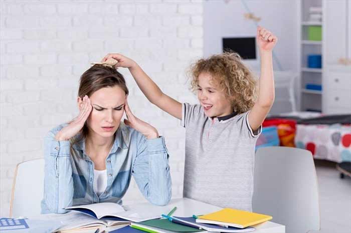 مادر عصبی و کودک بیش فعال 