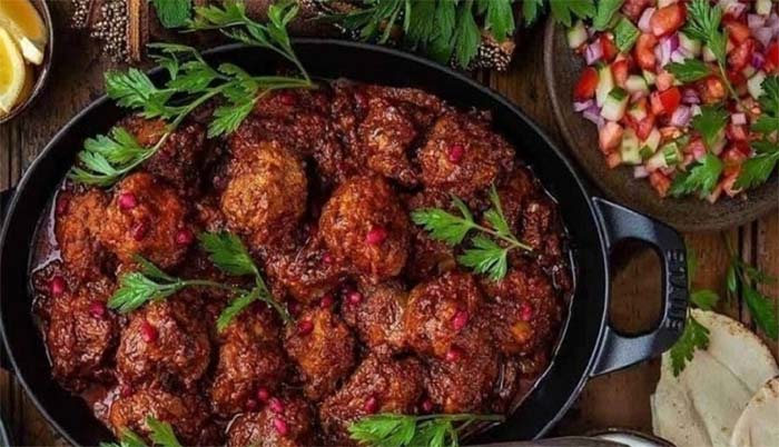 تغذیه کوفته قلقلی در سس سبزیجات: غذای محبوب با بافت نرم