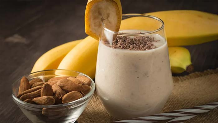 تغذیه اسموتی موز و بادام: نوشیدنی پرانرژی